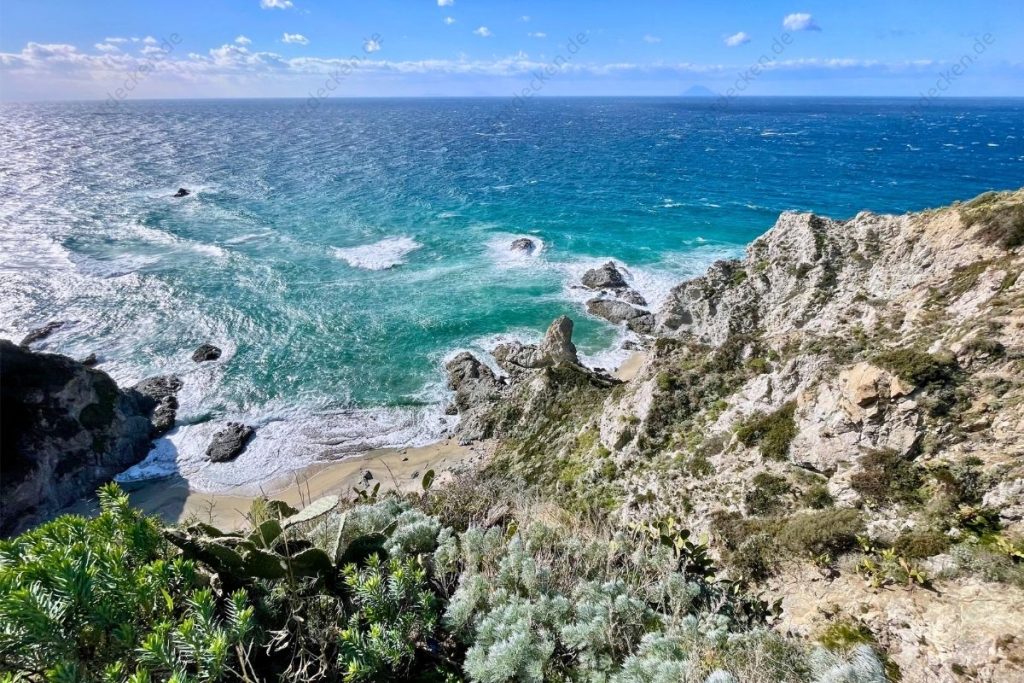 Küste von Capo Vaticano, Meer und Stromboli im Hintergrund
