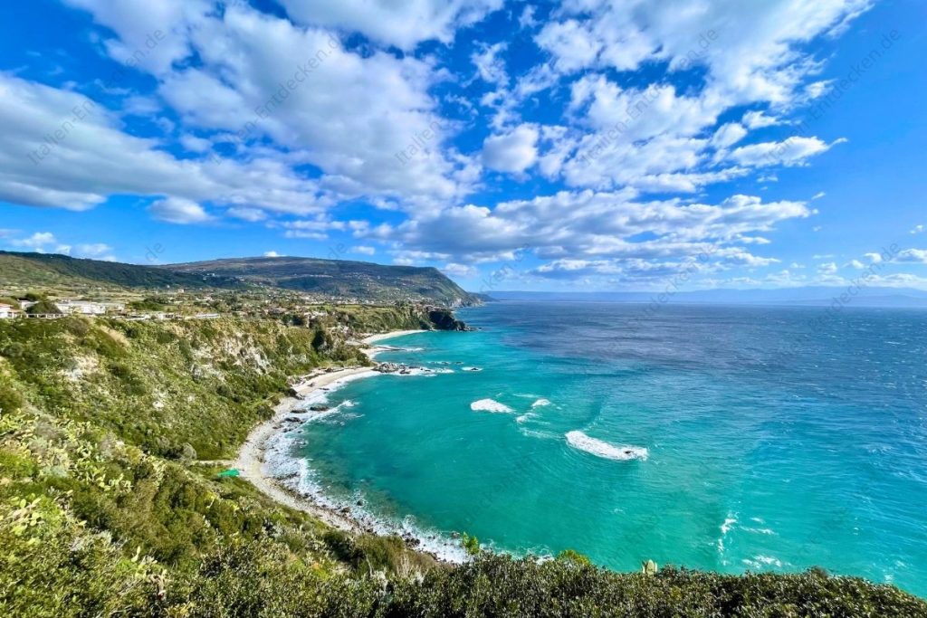 Klippen, Strand und Meer am Capo Vaticano