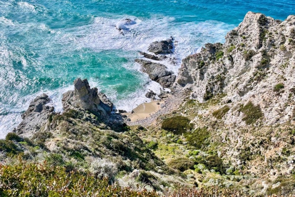 Sandstrand mit Felsen am Capo Vaticano