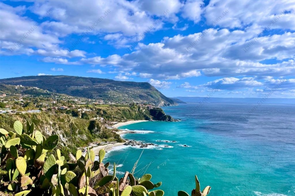 Küste von Capo Vaticano mit dem Strand von Groticelle