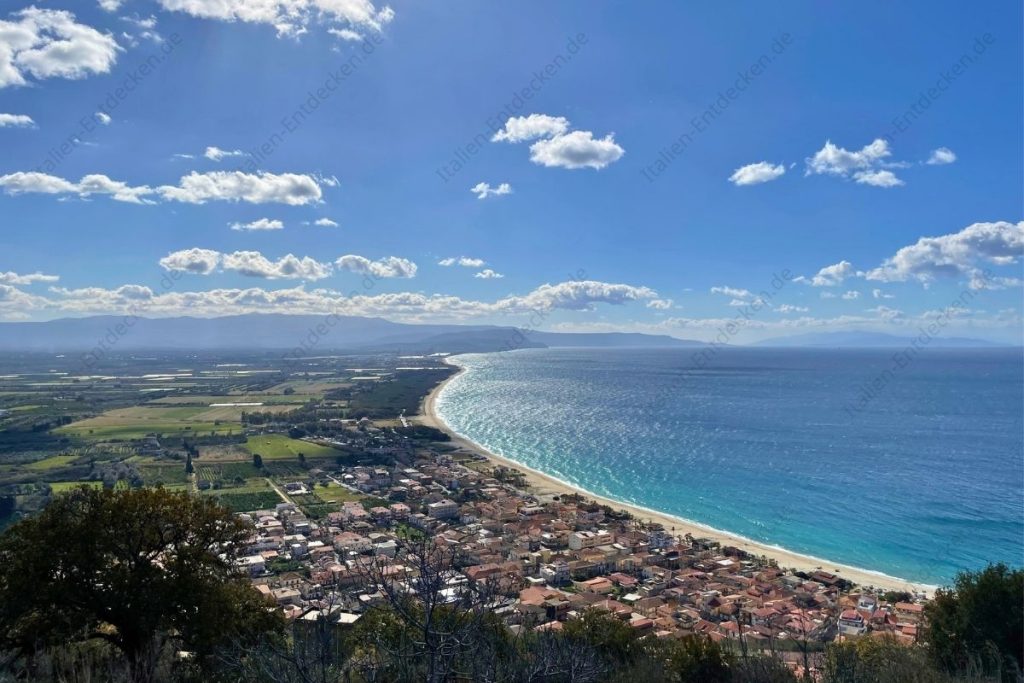 Häuser, Strand und Meer an der Küste von Nicotera Marina