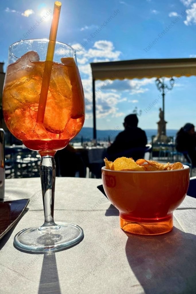 Aperol Spritz und Kartoffelchips auf der Piazza della Repubblica in Pizzo