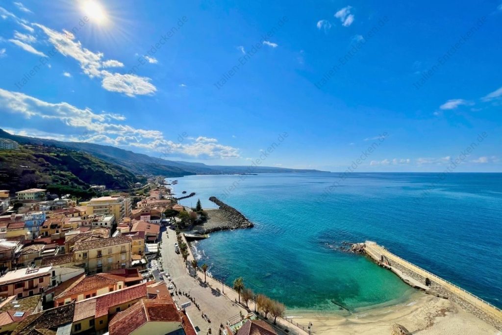 Aussicht in Pizzo auf Hügel, Häuser und das Meer unter blauem Himmel