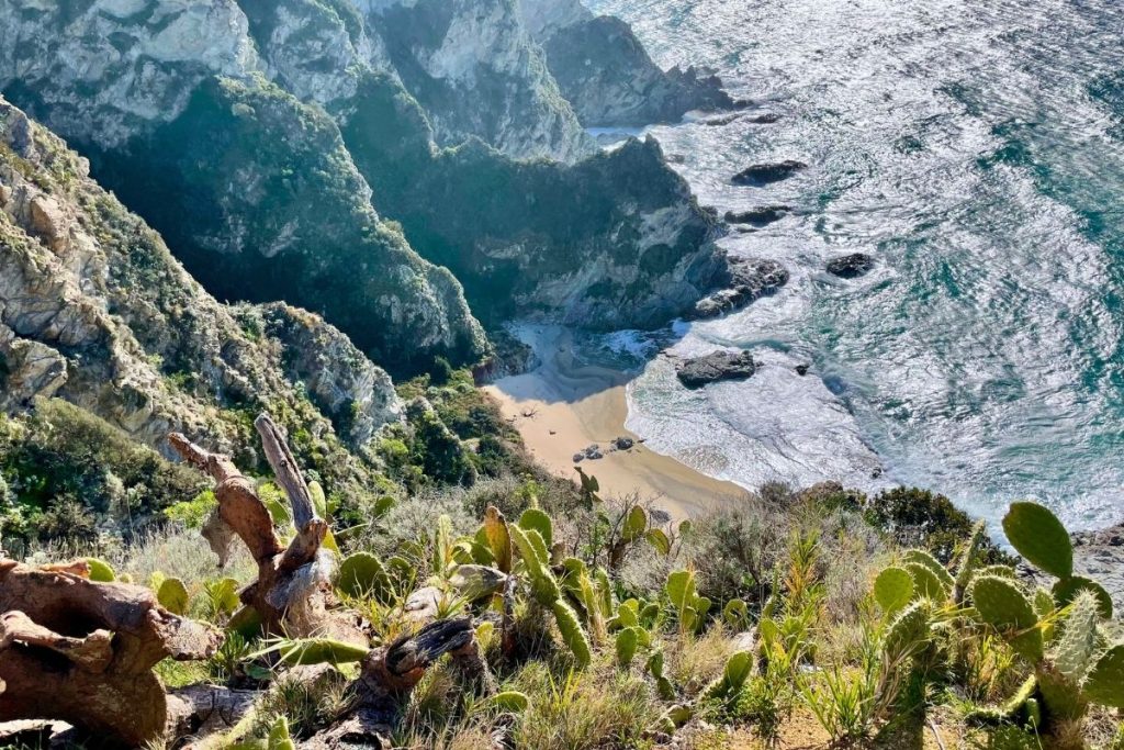 Klippen, eine Bucht und Wellen am Capo Vaticano