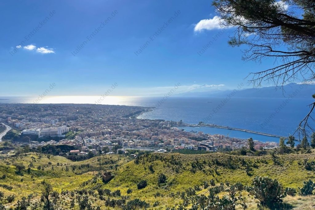 Blick von einem Hügel auf Reggio Calabria bei Sonnenschein