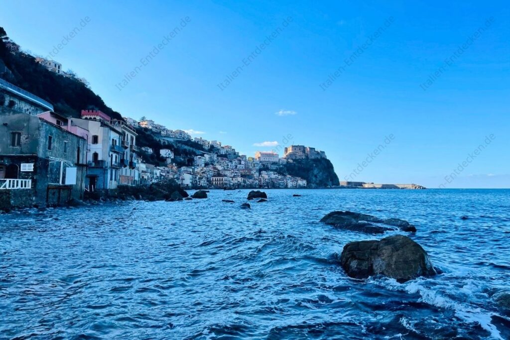 Häuser am Meer in Scilla